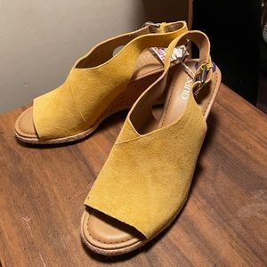 🌼Mustard-Yellow Suede Wedges🌼